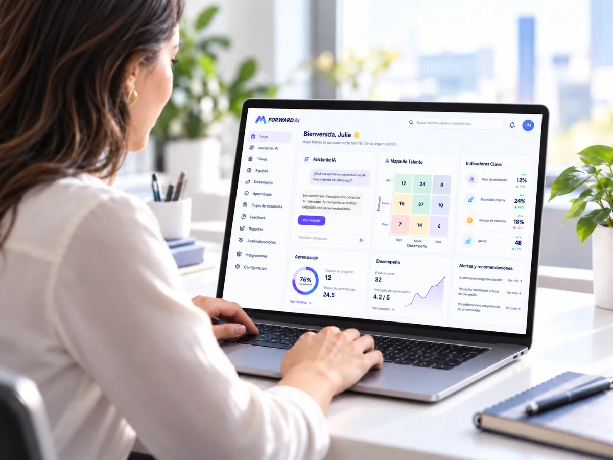 Directora de RH revisa en su laptop el panorama de talento en Forward AI Platform
